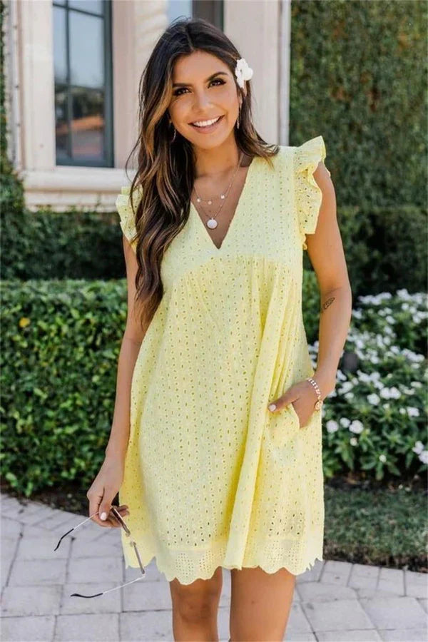 Elegant damklänning, ärmlös miniklänning i trendig design. Mångsidig för fest eller sommar.
