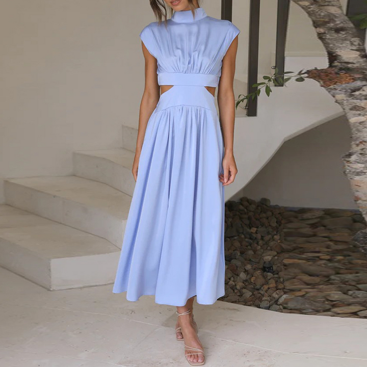 Bekväm ärmlös damklänning i lätt, luftigt tyg. Idealisk för sommar och vardag. Elegant sommarlook.