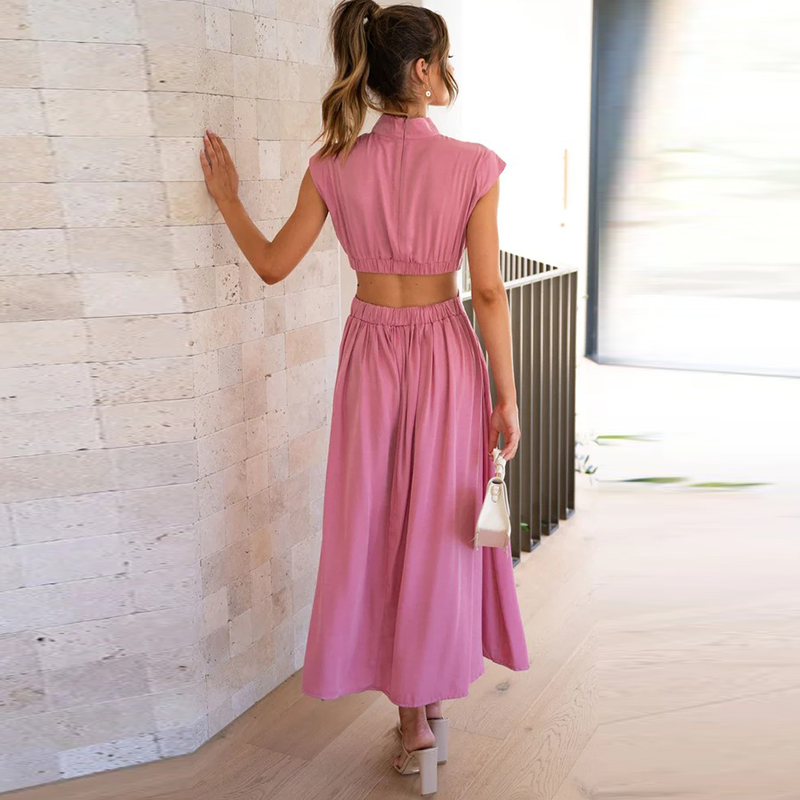 Elegant ärmlös damklänning i mjukt, lätt tyg. En bekväm sommarklänning för alla sommar tillfällen.