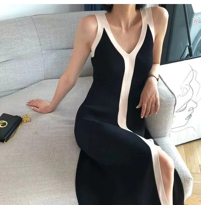 Ärmlös A-linje damklänning med V-hals. Elegant och bekväm stretch långklänning.