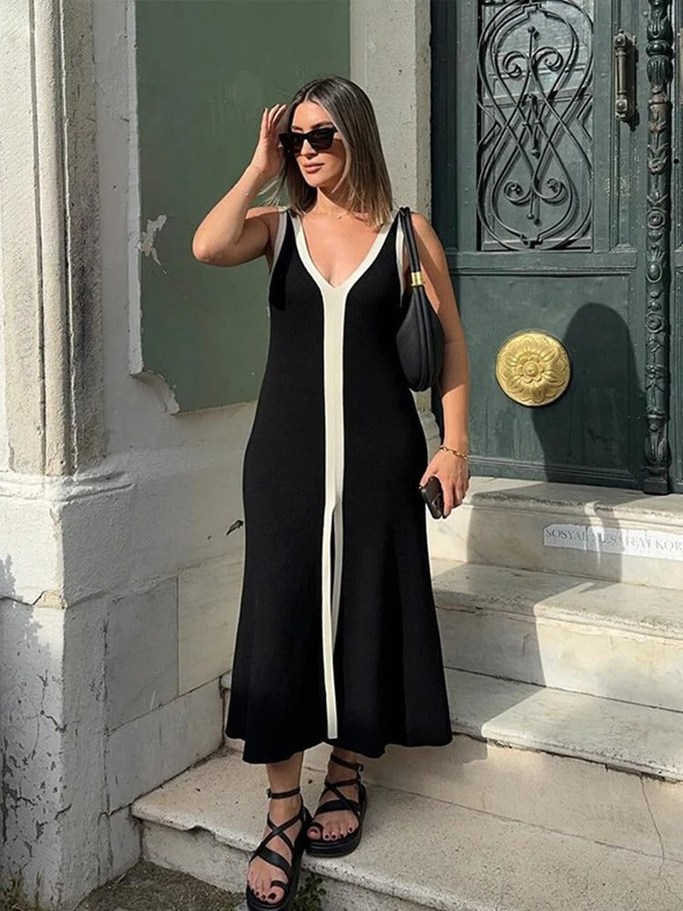 Trendig ärmlös V-hals långklänning i elegant A-linje, perfekt för en kvinnlig sommarstil.