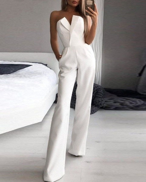 Svart ärmlös jumpsuit för kvinnor. Bekväm och elegant byxdress, perfekt för fest eller sommarstil. Smickrande damoverall.
