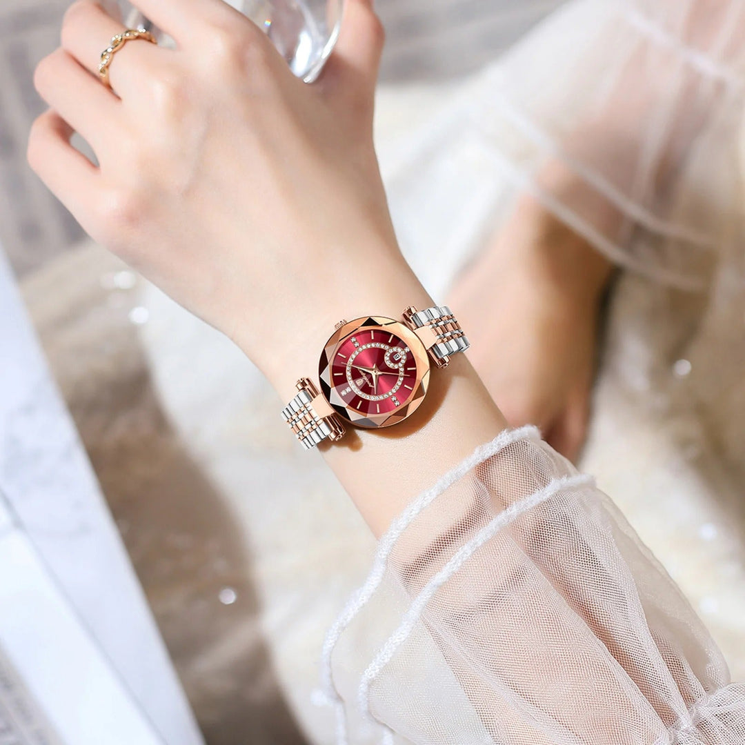 Glittrande diamantstil på roséguld damklocka. Elegant kvartsur, lyxig accessoar för kvinnor.