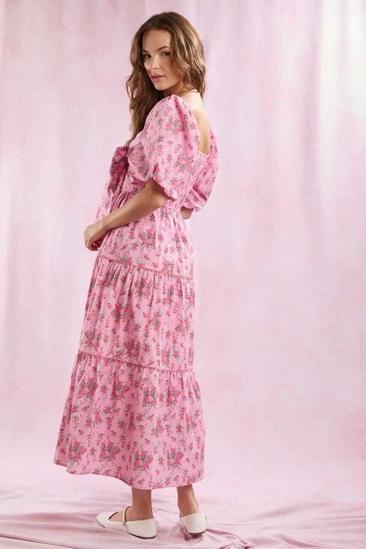 Mångsidig rosa dam maxiklänning med blommiga detaljer och knut fram. Idealisk som elegant sommarklänning.