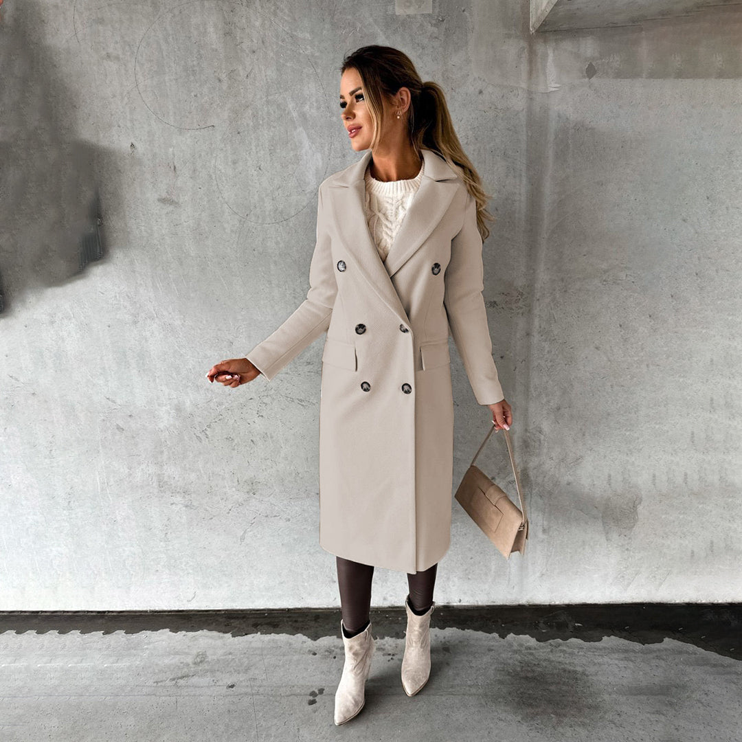 Stilfull rosa damjacka, elegant design för vintern. Trendigt mode ytterplagg för kvinna.