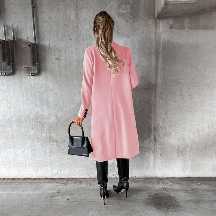 Varm rosa damvinterjacka, elegant och stilfullt ytterplagg. Moderiktig jacka för kvinna.