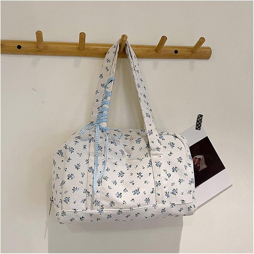 Rosa duffelväska för damer. Rymlig canvas weekendväska med charmig rosettdetalj.
