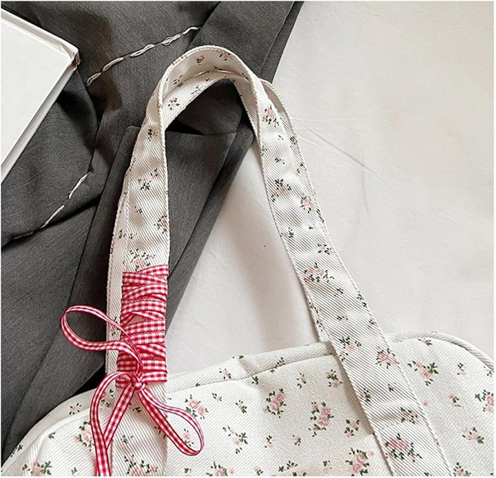 Kvinnors duffelväska i canvas med söt rosett. Idealiskt för weekendresor och shopping.