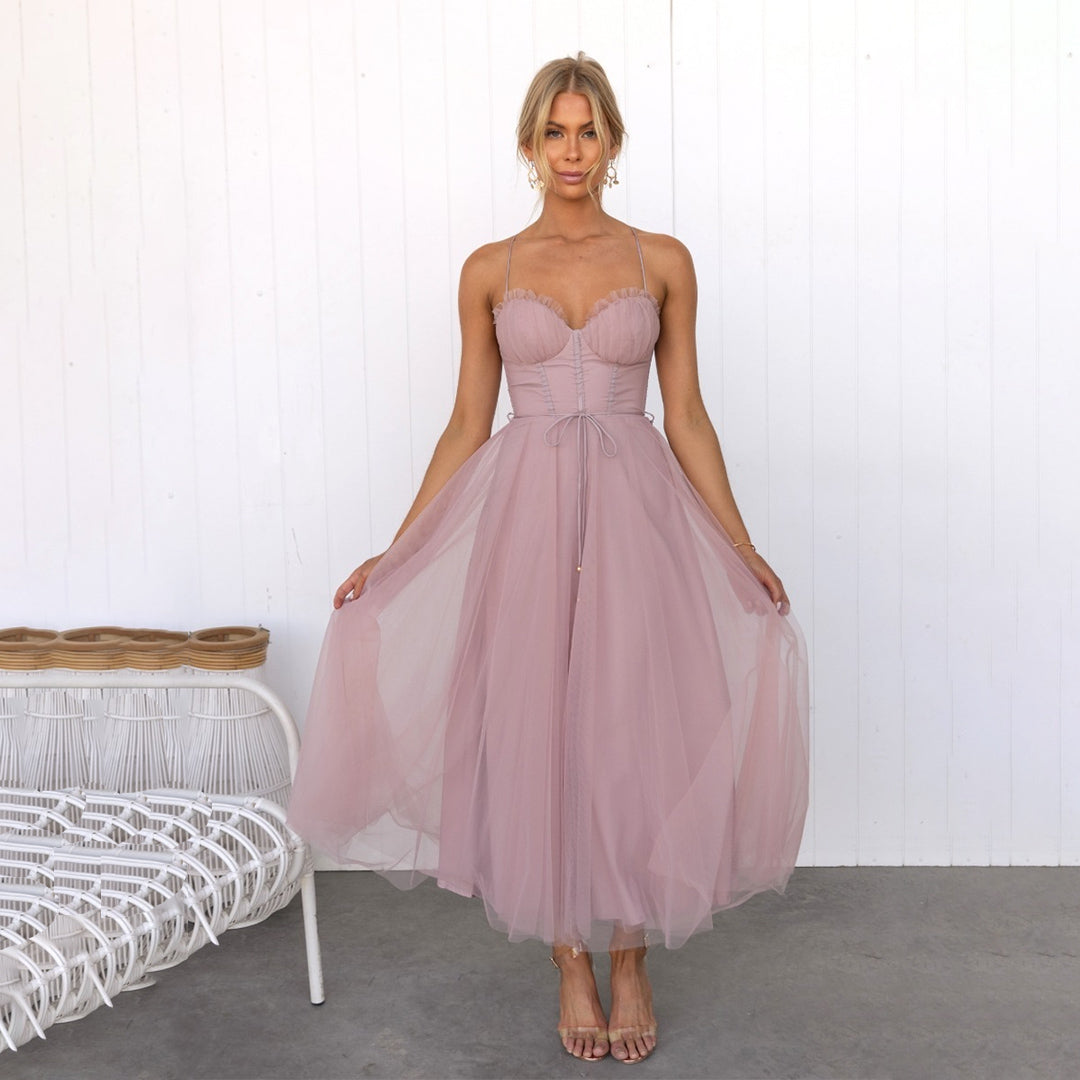 Figurnära midi festklänning i brun nyans för dam. Elegant och sofistikerad stil för festmode.