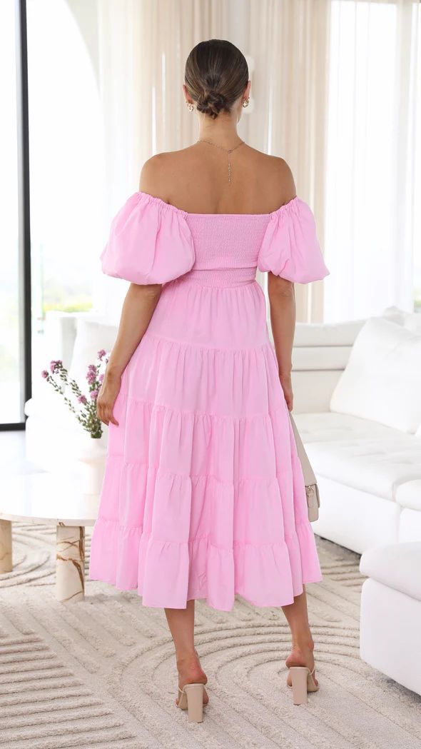 Midi sommarklänning i rosa med elegant off-shoulder design. Bekväm damklänning för både fest & vardag.