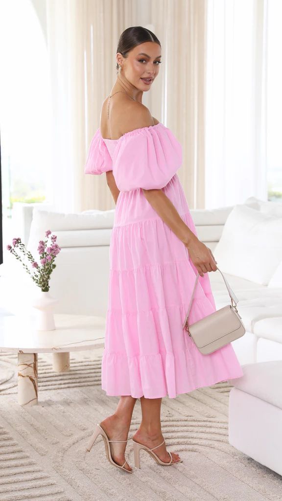 Stilren off-shoulder midi damklänning i rosa. Elegant och luftig sommarklänning, perfekt som festklänning.