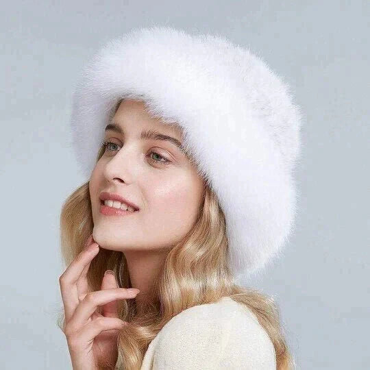 Varm och bekväm vit vintermössa för dam. Elegant damaccessoar i klassisk stil för vintermode.