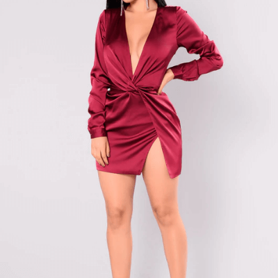 Smickrande rosenröd damklänning i bekväm polyester satin. En modern vardagsklänning med sommarstil.