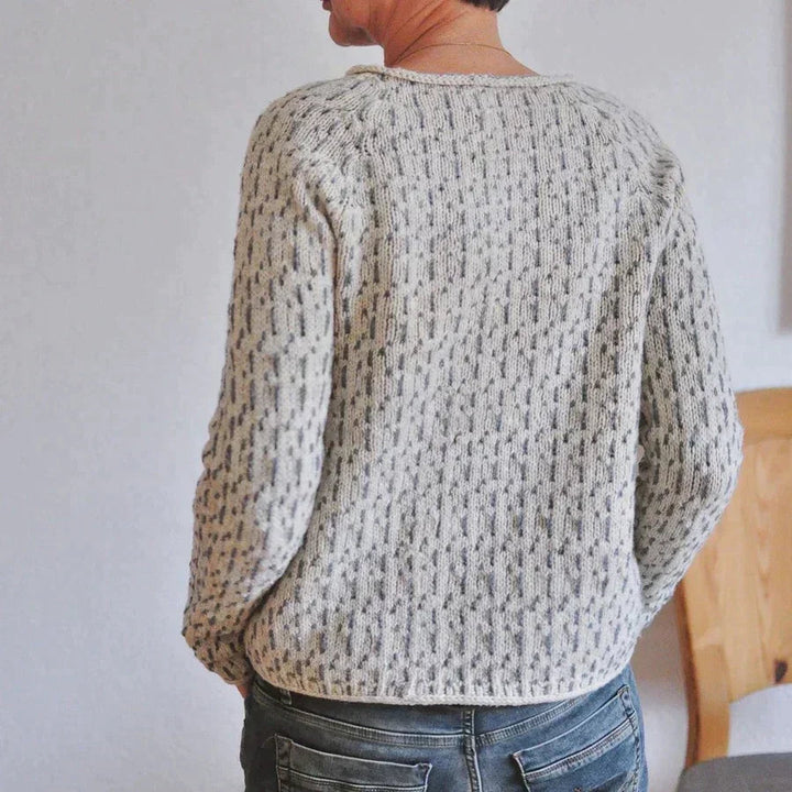 Långärmad damtröja med rund hals. Elegant stil och bekväm, avslappnad passform för en tidlös look.