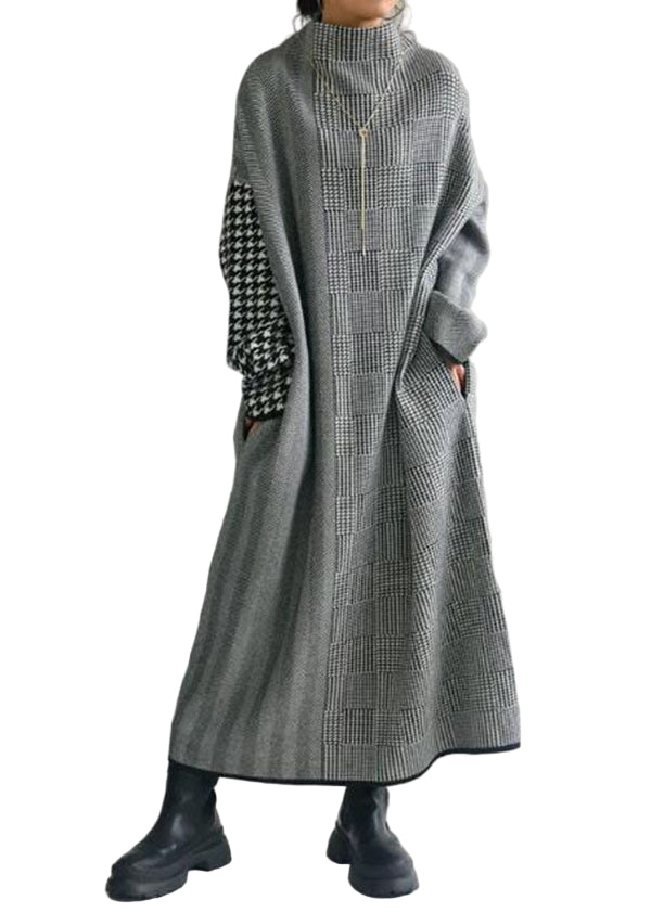 Elegant rutig damklänning med hög hals. Perfekt som bekväm vardagsklänning eller stilfull höst/vinterklänning.