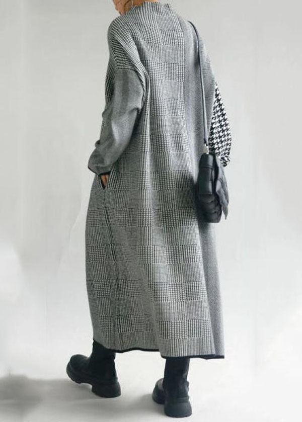 Stilfull damklänning i rutigt tyg med hög hals, perfekt för en elegant och bekväm look under höst och vinter.