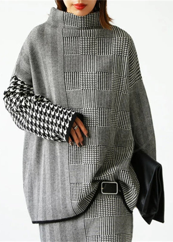 Trendigt höstset med rutig damtröja och kjol i matchande design. Stilrent och bekvämt höstmode.