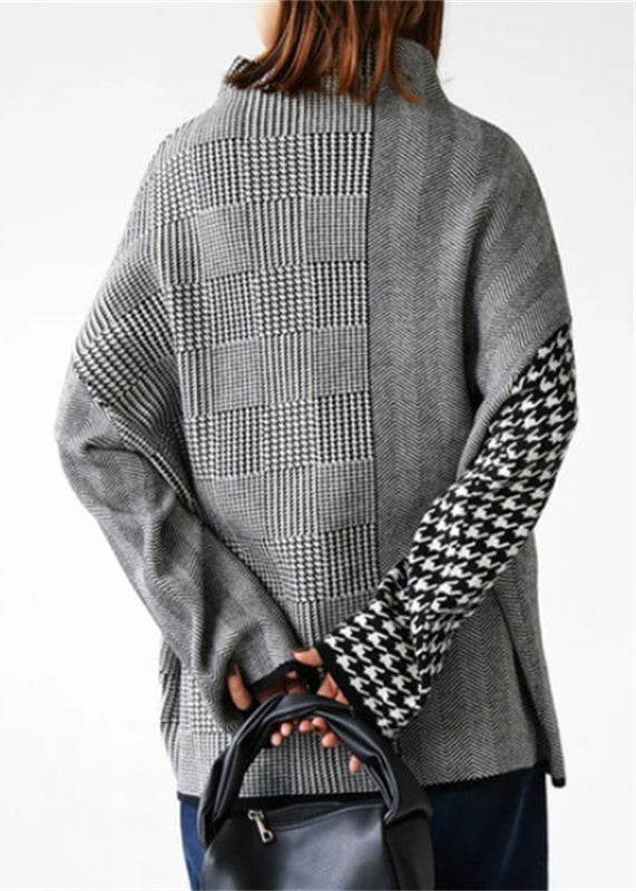 Rutig damtröja och kjol i tvådelat set från höstkollektionen. Elegant, mångsidigt och bekvämt höstmode.