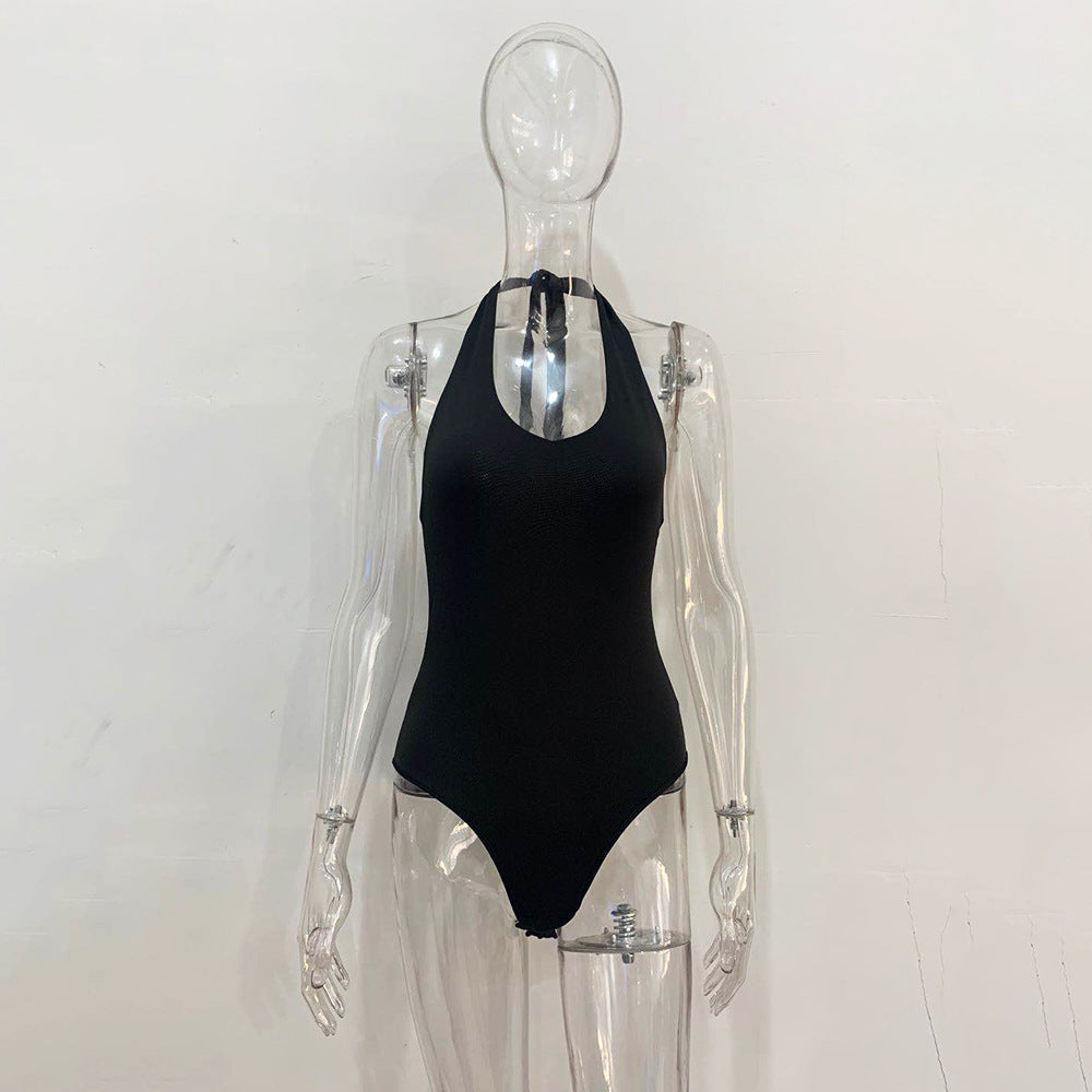Elegant festkläder: damjumpsuit med rygglös design i luftigt tyg.