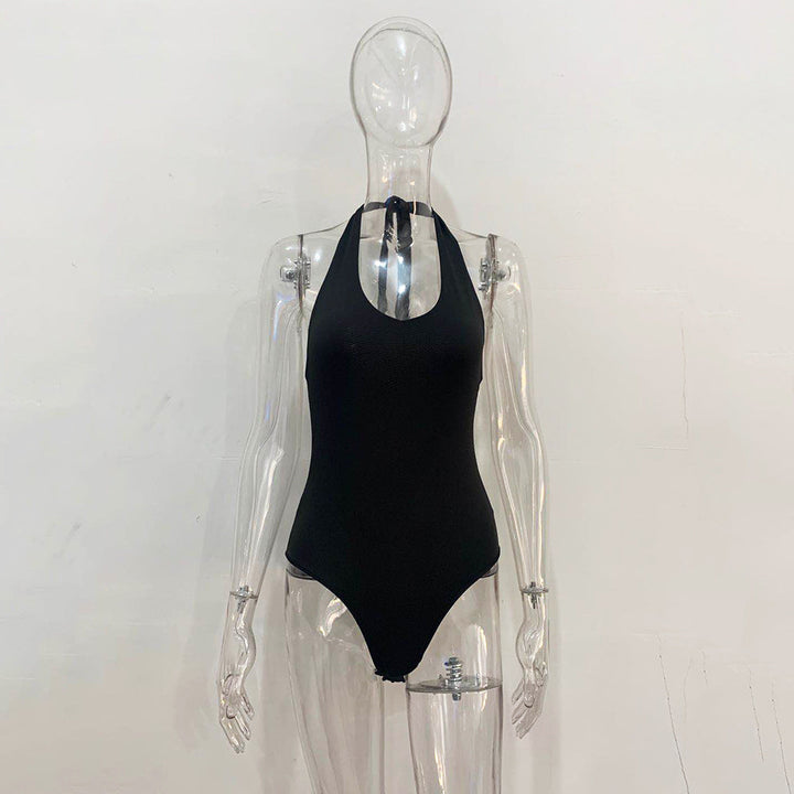 Elegant festkläder: damjumpsuit med rygglös design i luftigt tyg.