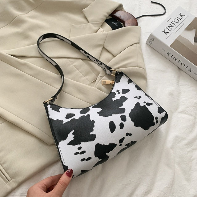 Lyxig rymlig damväska i en modern färg, perfekt som vardagsväska eller festaccessoar.