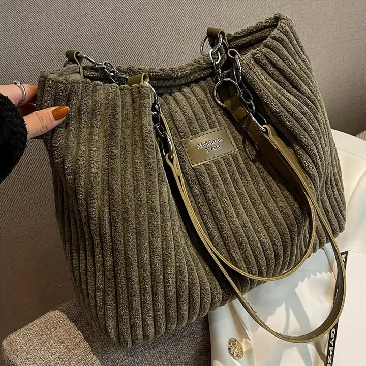 Minimalistisk shopper handväska för kvinnor. Rymlig axelväska med elegant design, idealisk för mode och vardagsbruk.