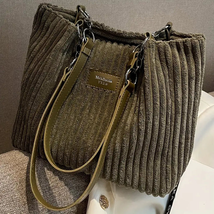 Damväska, elegant axelväska med rymlig interiör och tidlös minimalistisk design. Perfekt för den stilmedvetna kvinnan.