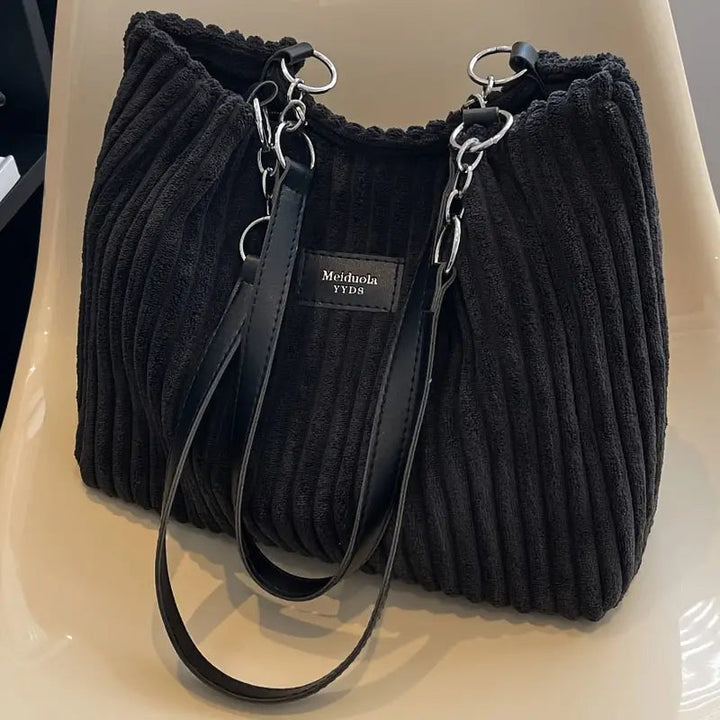 Rymlig och elegant damväska med justerbar axelrem. Minimalistisk handväska, en mångsidig modeaccessoar för vardagen.