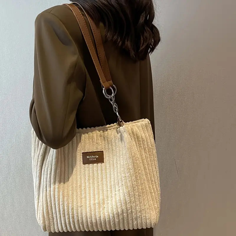 Elegant handväska i minimalistisk stil. Rymlig axelväska med justerbar rem, perfekt som tidlös modeväska för kvinnor.