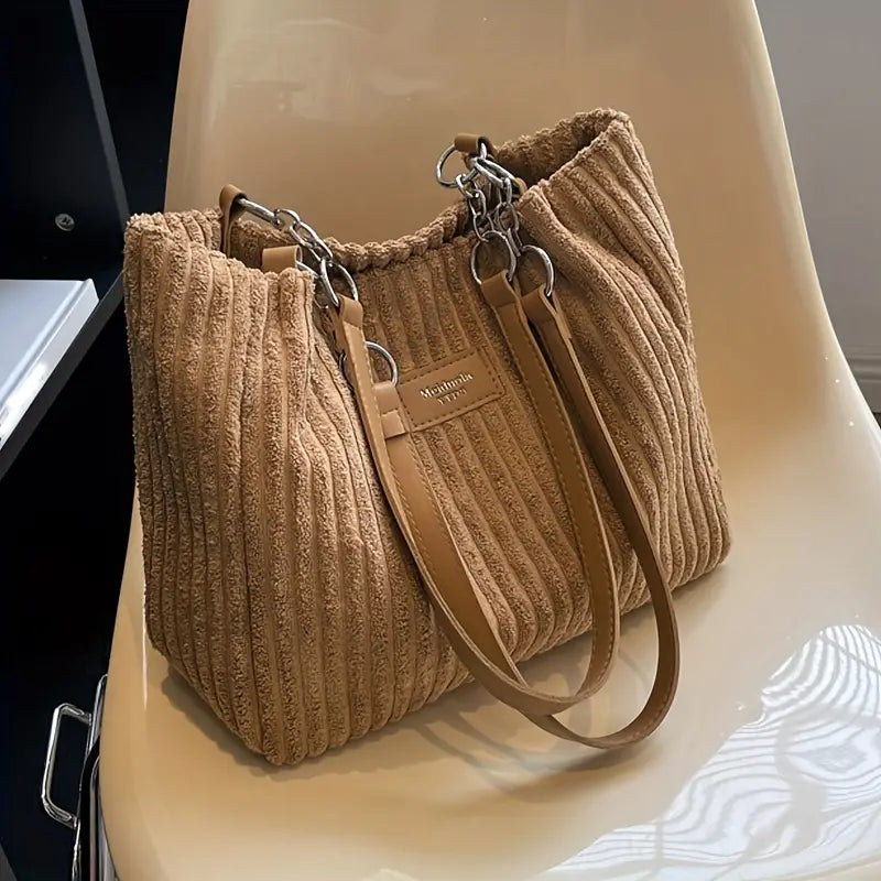 Damväska med fokus på rymlighet och elegans. Minimalistisk axelväska, perfekt för kvinnor som söker en tidlös shopper.