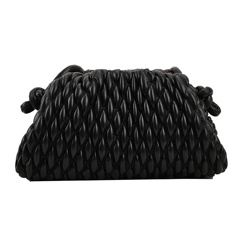 Elegant satin clutch för formella tillfällen, perfekt som bröllops- eller kvällsväska för damer.