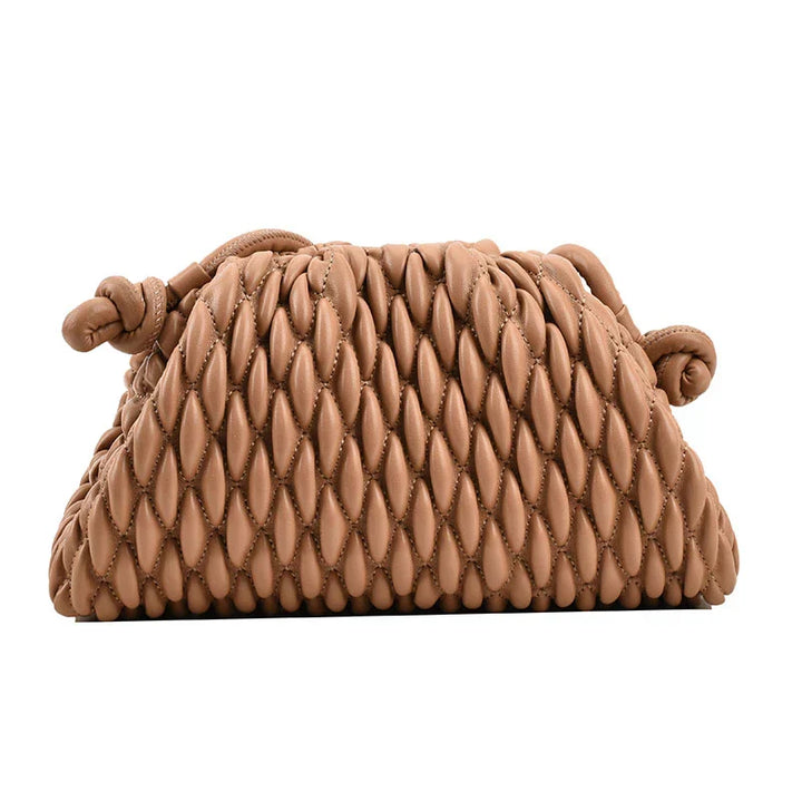 Lyxig modeaccessoar: Elegant damväska, en stilren clutch i satin för bröllop och kvällsevenemang.
