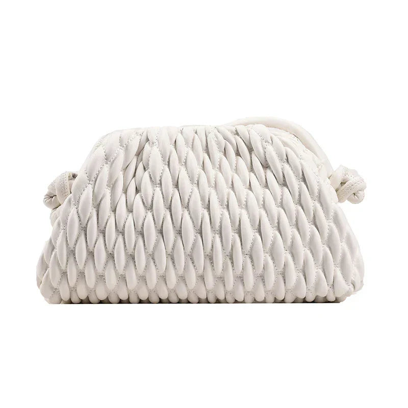 Formell clutch: Tidlös elegant damväska i satin, en perfekt festväska för speciella tillfällen.