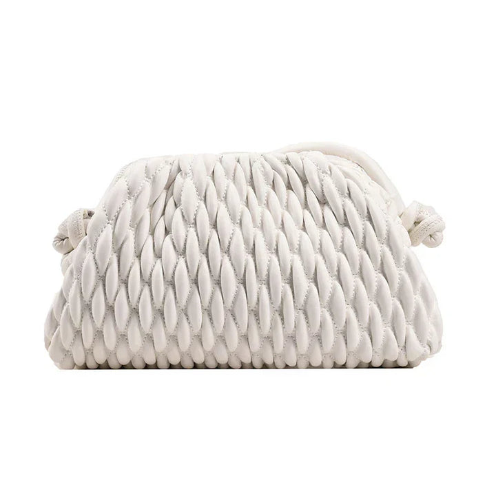 Formell clutch: Tidlös elegant damväska i satin, en perfekt festväska för speciella tillfällen.