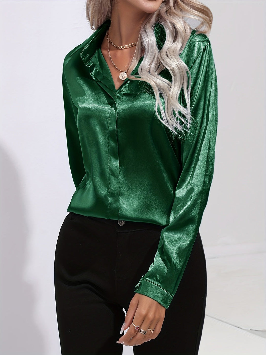 Kvinnors höst- och vinterblus i satin, kombinerar komfort med en lyxig feststil.