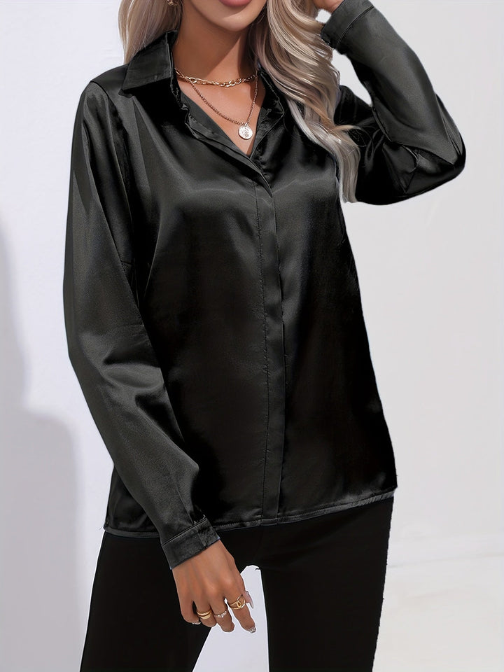 Kvinnors topp i satin-stil, framifrån, elegant och sofistikerad för hösten.