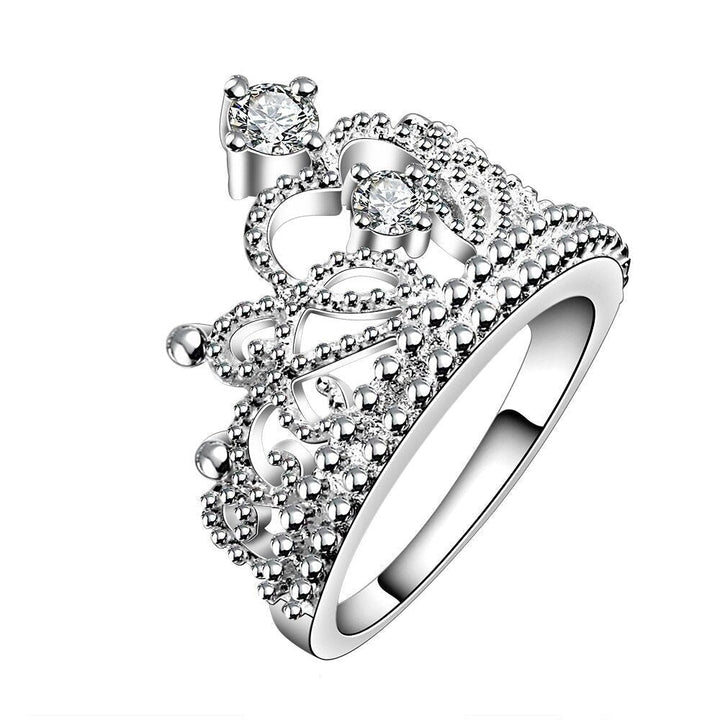 Elegant silverfärgad dam kronring med gnistrande kristaller. Perfekt smycke för kvinnor.
