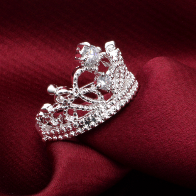 Lyxig silverfärgad zirkoniaring, en elegant kronring för damer. Kunglig design.
