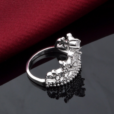 Detaljerad damring i silverfärg med gnistrande kristaller. En chic kronring accessoar.