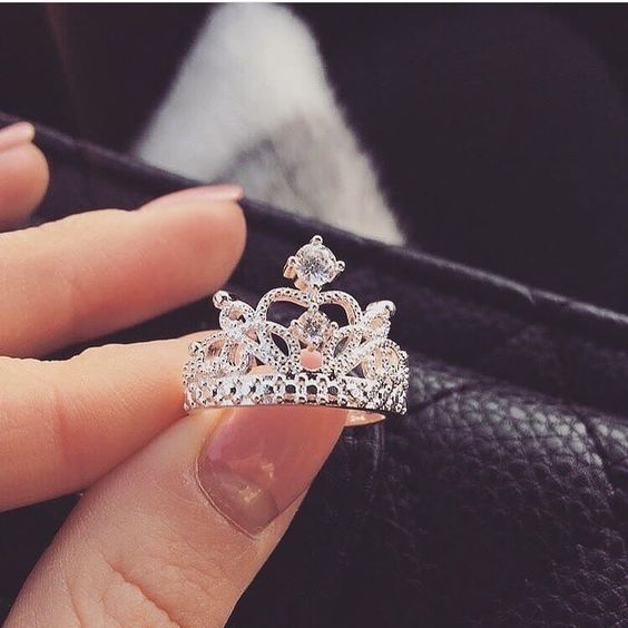 Allergivänlig silverfärgad damring med elegant kronform. Gnistrande kristaller, bekväm.