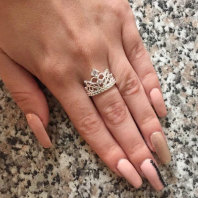 Närbild av glittrande zirkonia kronring för kvinnor. Elegant silverfärgad dam accessoar.