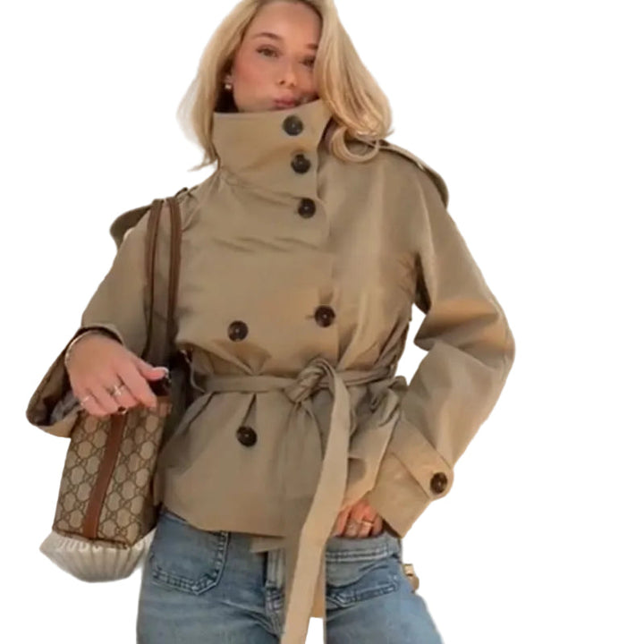Elegant skräddarsydd beige trenchjacka för kvinnor, perfekt övergångsjacka för vår och höst med stilren design.