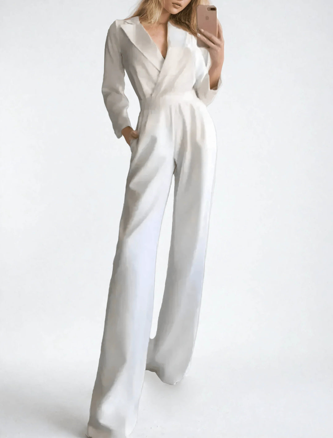 Kvinnors minimalistisk jumpsuit. Stilren byxdress perfekt för en elegant vardagslook eller kontorskläder.