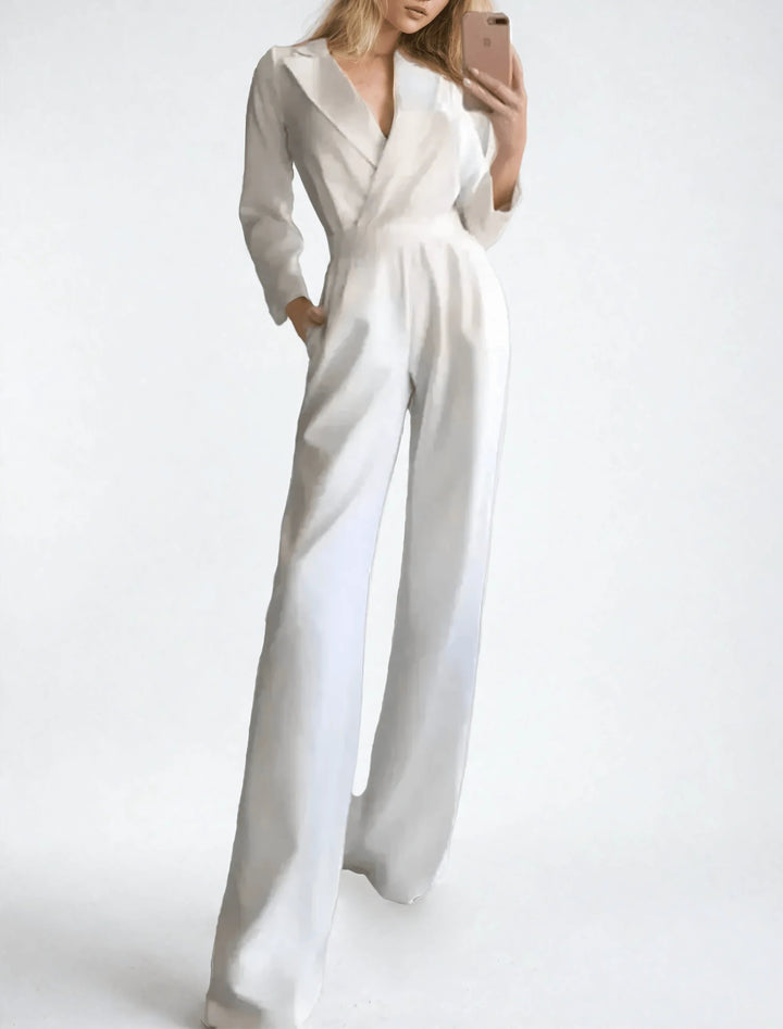 Kvinnors minimalistisk jumpsuit. Stilren byxdress perfekt för en elegant vardagslook eller kontorskläder.