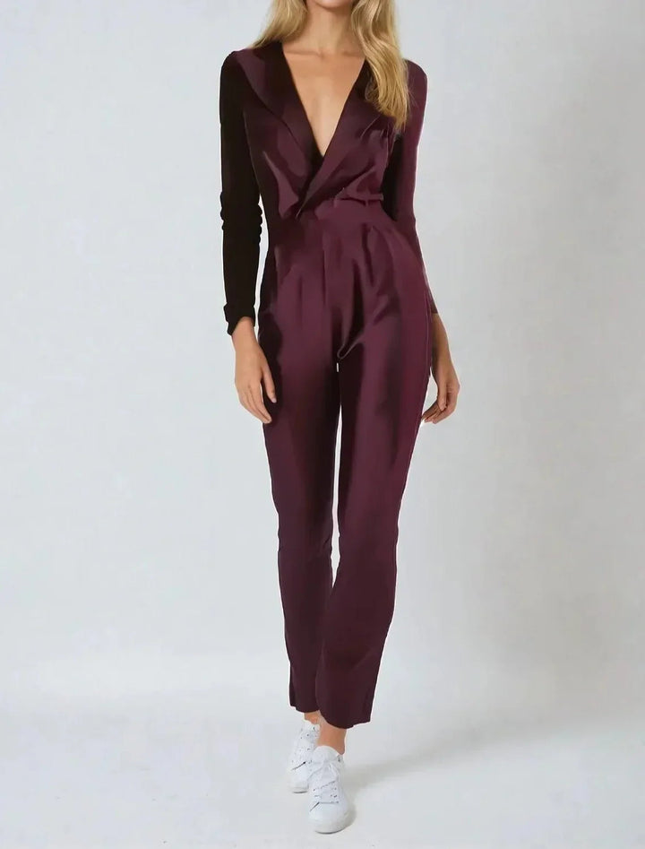 Figurnära kvinnors helkroppsdräkt i skräddarsydd, elegant och modern minimalistisk stil. Perfekt byxdress.