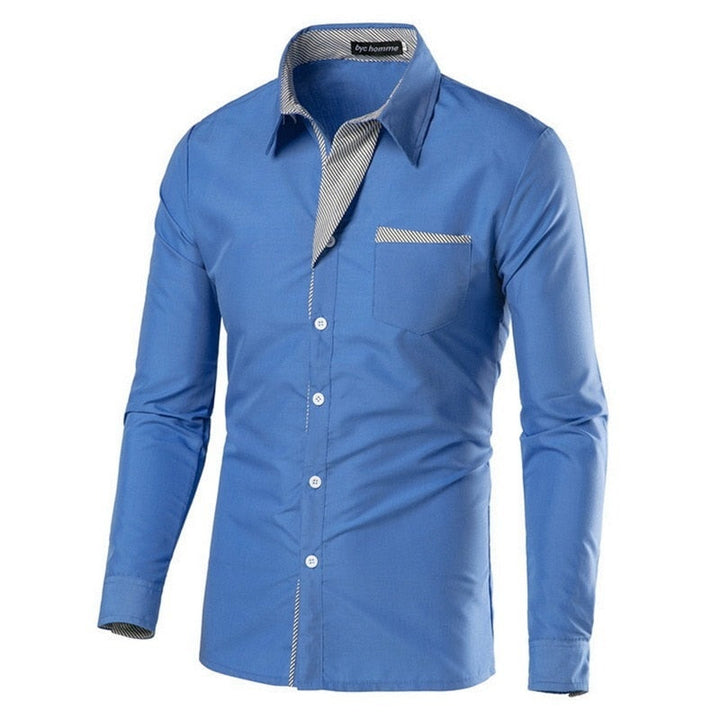 Stapel av färgglada slim fit bomullsskjortor för män, långärmade. Perfekt för butiksvisning.