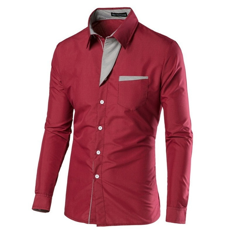 En öppen slim fit bomullsskjorta, långärmad, över en T-shirt. Herrmode avslappnad stil.