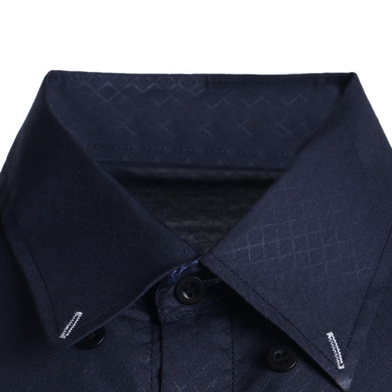 Man binder slips till sin slim fit långärmade herrskjorta i bomull. Formell elegant stil.