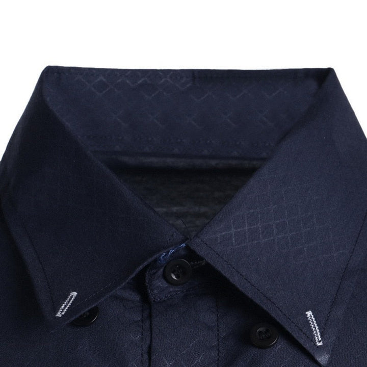 Man binder slips till sin slim fit långärmade herrskjorta i bomull. Formell elegant stil.