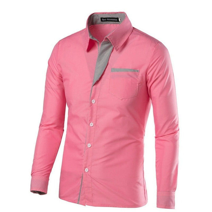 Helkroppsbild av man iklädd en snygg slim fit bomullsskjorta, långärmad. Elegant herrmode.